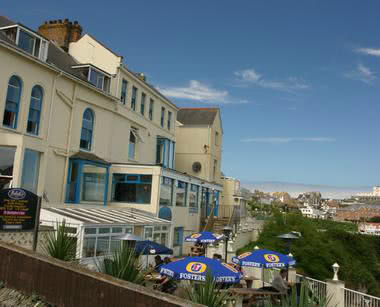 Blick auf die Terrasse vor dem Hostel